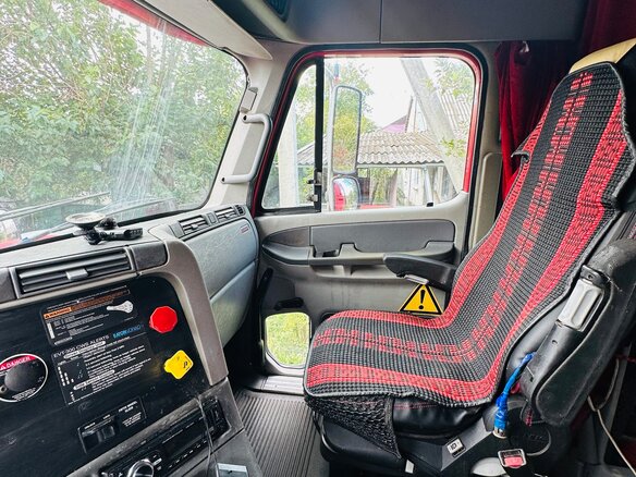 2003 Freightliner Columbia, красный, 1600000 рублей - вид 12
