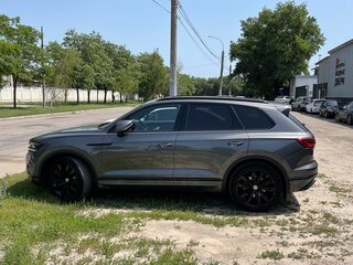 2020 Volkswagen Touareg III, чёрный, 6500000 рублей, вид 3