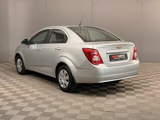 2014 Chevrolet Aveo II, серебристый, 550000 рублей, вид 3