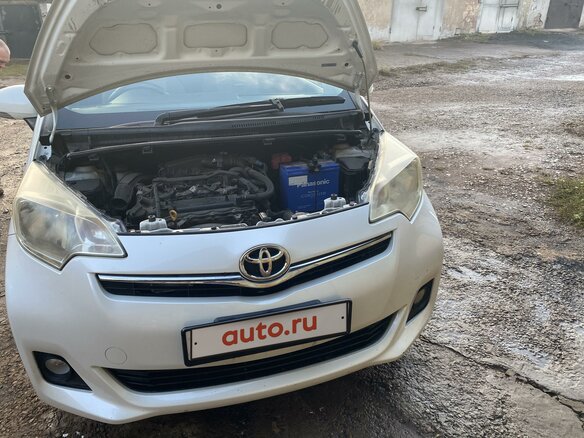 2011 Toyota Ractis II, белый, 990000 рублей
