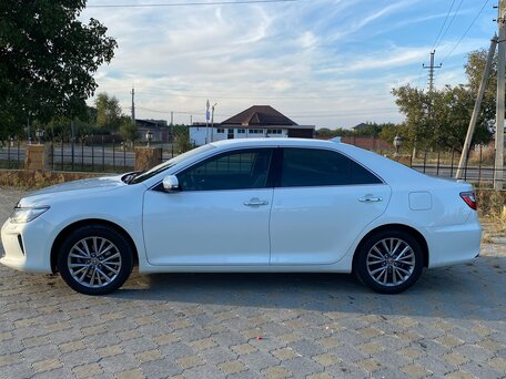 2015 Toyota Camry VII (XV50) Рестайлинг, белый, 2650000 рублей, вид 4
