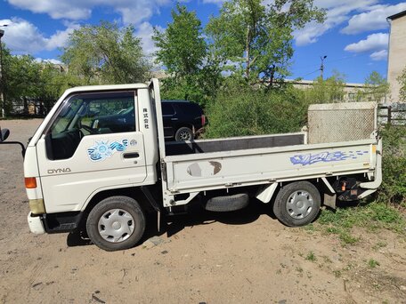 2001 Toyota Dyna, белый, 1455000 рублей, вид 2