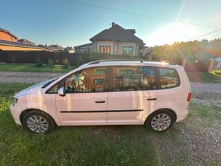 2013 Volkswagen Touran I Рестайлинг 2, белый, 840000 рублей, вид 3