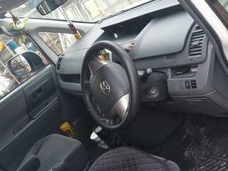 2008 Toyota Voxy II (R70), белый, 1600000 рублей, вид 4