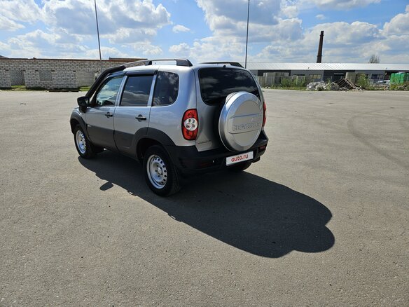 2016 Chevrolet Niva I Рестайлинг, серебристый, 755000 рублей - вид 3
