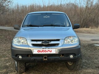 2010 Chevrolet Niva I Рестайлинг, серебристый, 750000 рублей, вид 3
