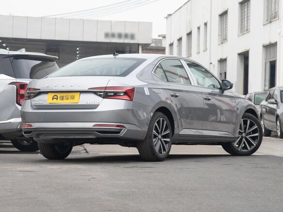2025 Skoda Superb III Рестайлинг, серебристый - вид 5
