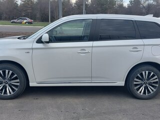 2022 Mitsubishi Outlander III Рестайлинг 3, белый, 2600000 рублей, вид 4