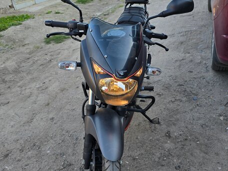 2021 Bajaj Pulsar 180, чёрный, 165000 рублей, вид 2