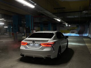 2020 Toyota Camry VIII (XV70) Рестайлинг, белый, 3100000 рублей, вид 5