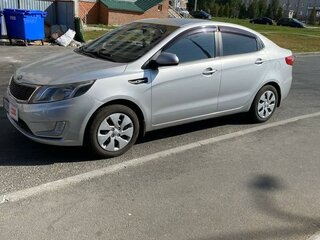 2013 Kia Rio 5-speed III, серебристый, 872000 рублей, вид 4