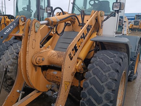 2011 Liebherr L 524, жёлтый, 1061000 рублей, вид 1