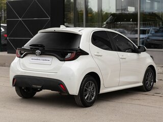 2020 Toyota Yaris IV, белый, 1105000 рублей, вид 5
