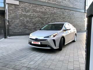 2019 Toyota Prius IV Рестайлинг (XW50), серебристый, 1947000 рублей, вид 1