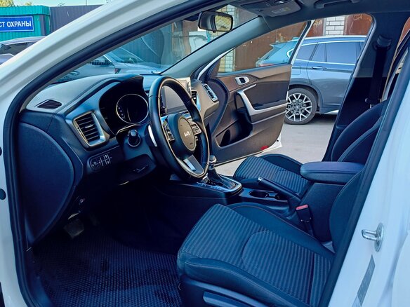 2021 Kia Ceed III Рестайлинг, белый, 1399999 рублей - вид 11
