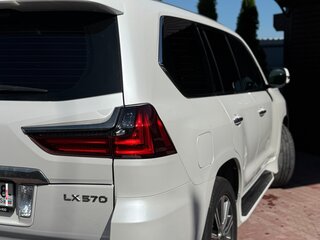 2017 Lexus LX 570 III Рестайлинг 2, белый, 7650000 рублей, вид 4