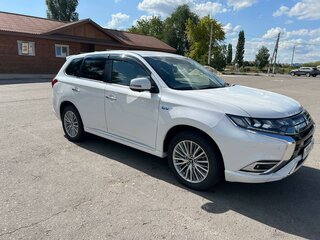 2018 Mitsubishi Outlander PHEV III Рестайлинг 3, белый, 2800000 рублей, вид 2