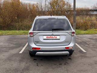 2014 Mitsubishi Outlander III Рестайлинг, серебристый, 1350000 рублей, вид 4