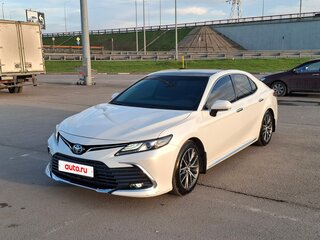 2023 Toyota Camry VIII (XV70) Рестайлинг, белый, 4390000 рублей, вид 1