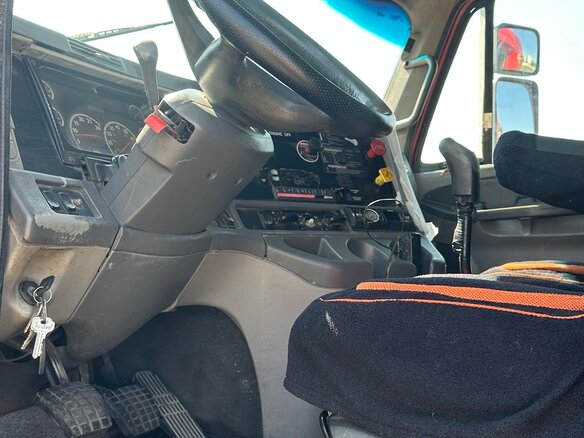 2003 Freightliner Columbia, красный, 1400000 рублей - вид 11