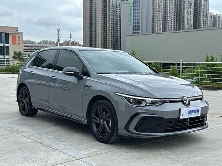 2023 Volkswagen Golf VIII, серый, 1640000 рублей, вид 3