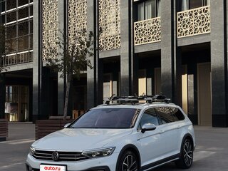 2019 Volkswagen Passat Alltrack B8 Рестайлинг, белый, 3550000 рублей, вид 3