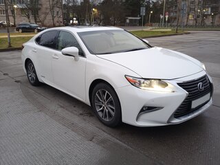 2016 Lexus ES 300h VI Рестайлинг, белый, 2900000 рублей, вид 3
