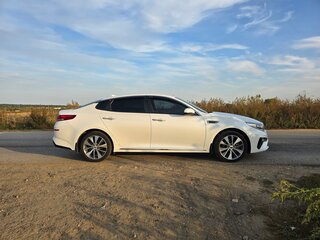 2019 Kia Optima IV Рестайлинг, белый, 1910000 рублей, вид 3