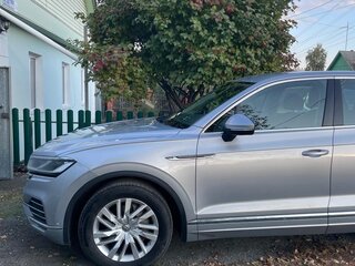 2019 Volkswagen Touareg III, серебристый, 4200000 рублей, вид 2