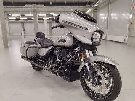 2023 Harley-Davidson CVO Street Glide, серебристый, 4200000 рублей, вид 1