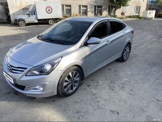2015 Hyundai Solaris I Рестайлинг, серебристый, 800000 рублей, вид 2
