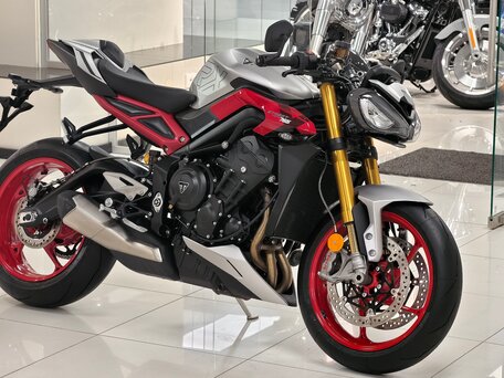 2026 Triumph Street Triple, серый, 1580000 рублей, вид 1
