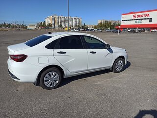 2024 Lada (ВАЗ) Vesta I Рестайлинг (NG), белый, 1350000 рублей, вид 3