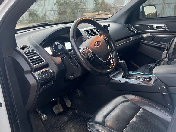 2016 Ford Explorer V Рестайлинг, белый, 2700000 рублей - вид 8