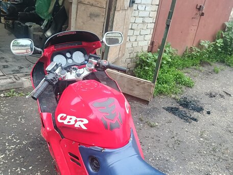 1990 Honda CBR 1000F, красный, 260000 рублей, вид 1