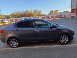 2014 Kia Rio 5-speed III, серый, 820000 рублей, вид 3