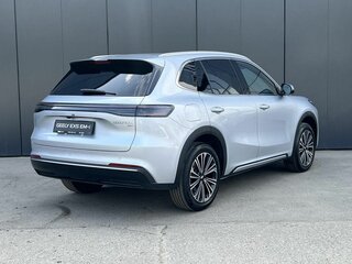 2026 Geely EX5 Гибрид EM-i, серебристый, 3829990 рублей, вид 4