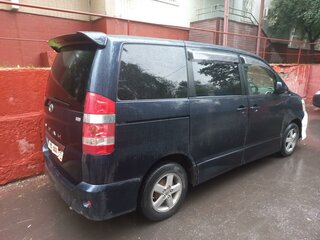 2004 Toyota Noah I (R60), синий, 750000 рублей, вид 2