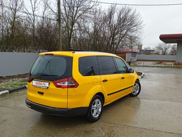 2013 Ford Galaxy II Рестайлинг, жёлтый, 600000 рублей - вид 4