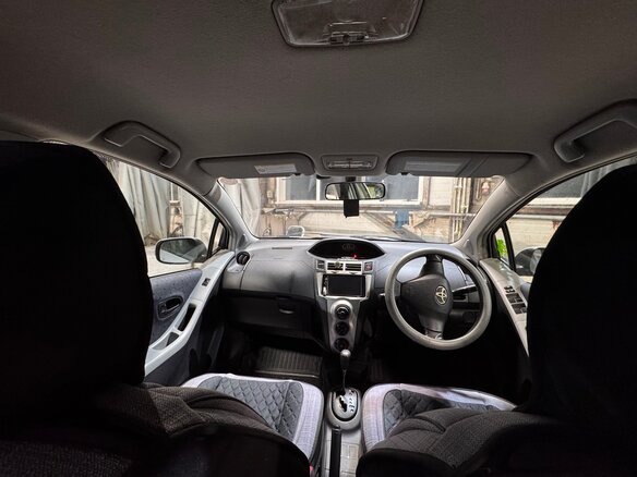 2010 Toyota Vitz II (XP90), серебристый, 515000 рублей - вид 4