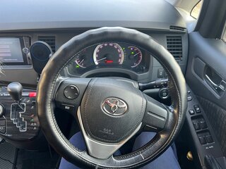2012 Toyota ISis I Рестайлинг, белый, 1600000 рублей, вид 5