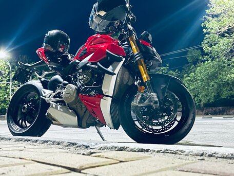 2023 Ducati Streetfighter V4, красный, 2500000 рублей, вид 4