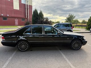 1998 Mercedes-Benz S-Класс 320 III (W140) Рестайлинг, чёрный, 2000000 рублей, вид 3