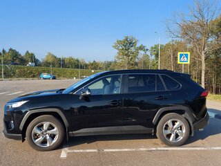 2021 Toyota RAV4 V (XA50), чёрный, 4500000 рублей, вид 4