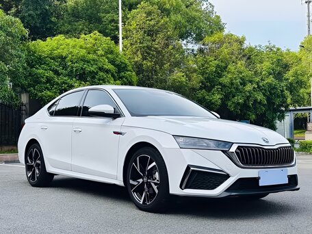 2023 Skoda Octavia IV (A8), белый, 2175000 рублей, вид 4