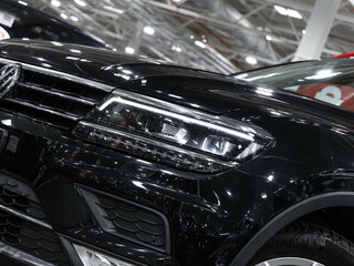 2017 Volkswagen Tiguan II, чёрный, 2527900 рублей, вид 2