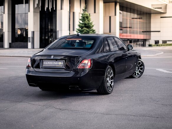 2022 Rolls-Royce Ghost Black Badge II (Series I), чёрный - вид 2