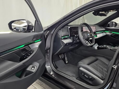 2026 BMW 5 серии 523d xDrive VIII (G60/G61/G68), серый, 9330000 рублей, вид 5