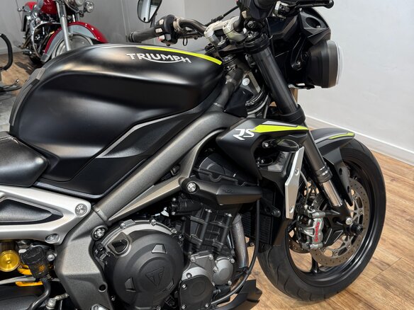 2020 Triumph Street Triple, чёрный, 999000 рублей - вид 18