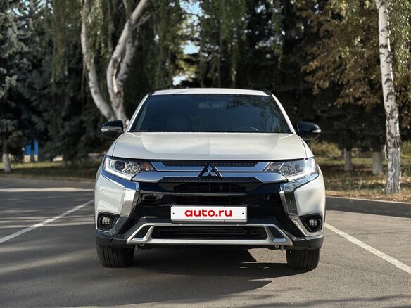 2020 Mitsubishi Outlander III Рестайлинг 3, белый, 2900000 рублей - вид 1
